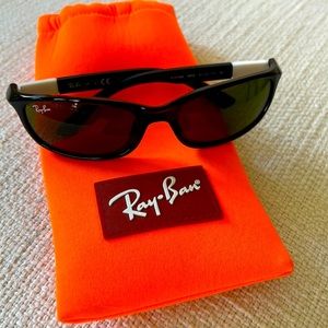 BOYS Ray-Ban (youth size) LIKE NEW! Black sunglasses